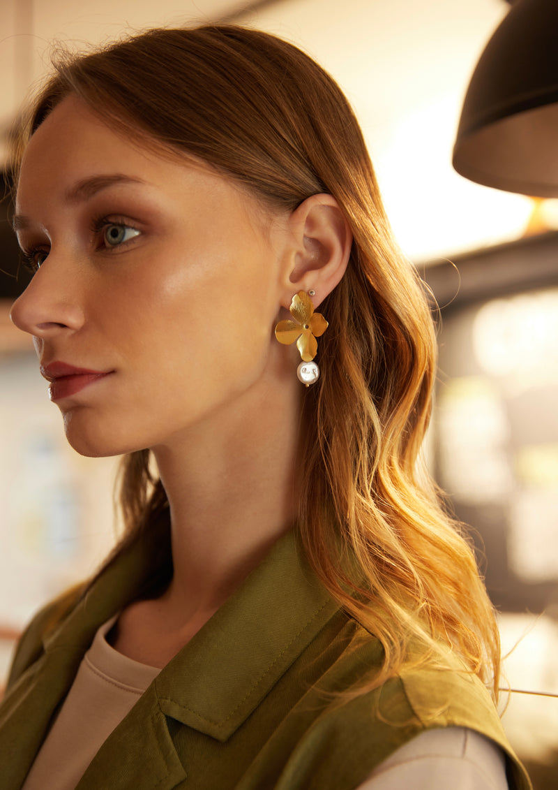 ARETES FLOR DORADA