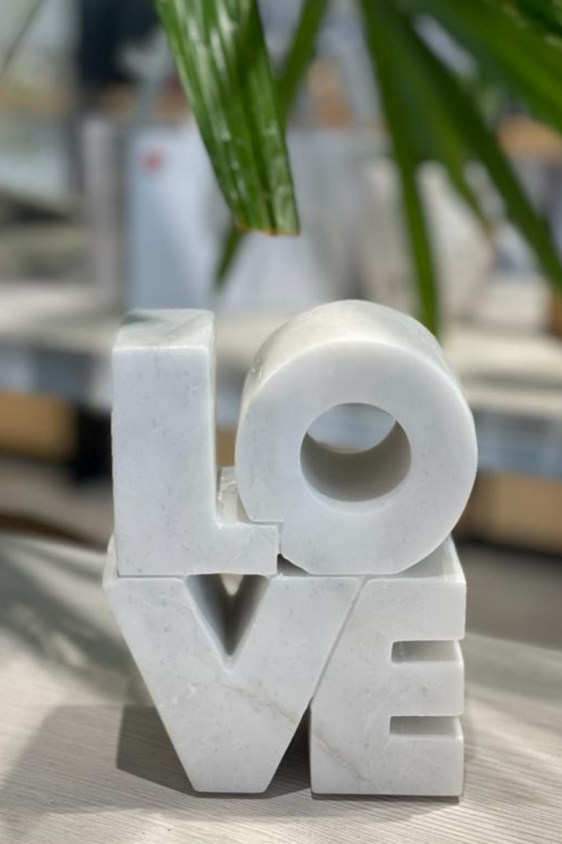 Escultura Decorativa LOVE en Alabastro Andino