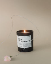 Vela negra con etiqueta blanca