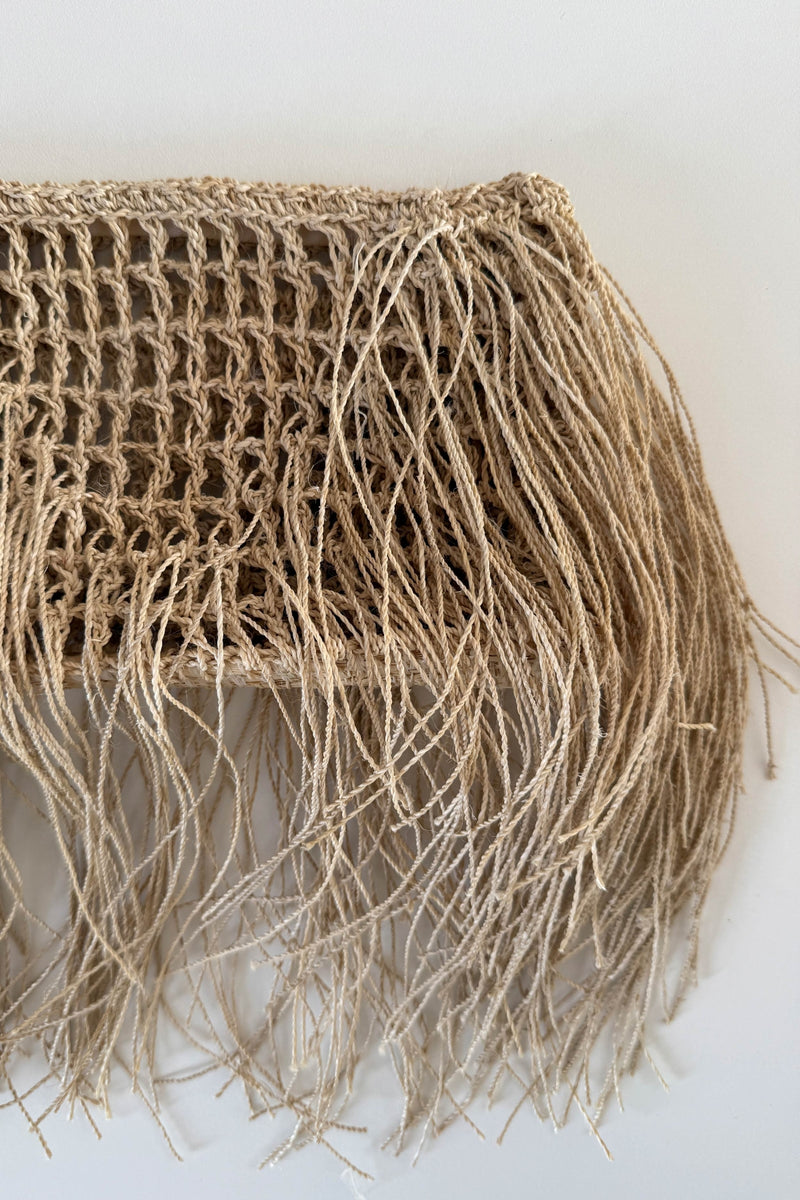 Cartera de Mano Aly – Clutch de Chambira con Flecos