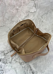 Bolsa para maquillaje abierta mostrando el color del interior
