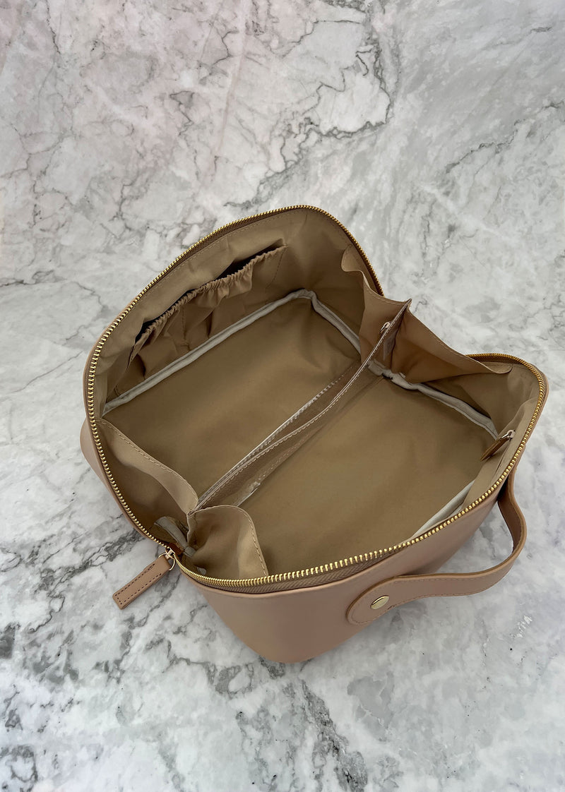Bolsa para maquillaje abierta mostrando el color del interior