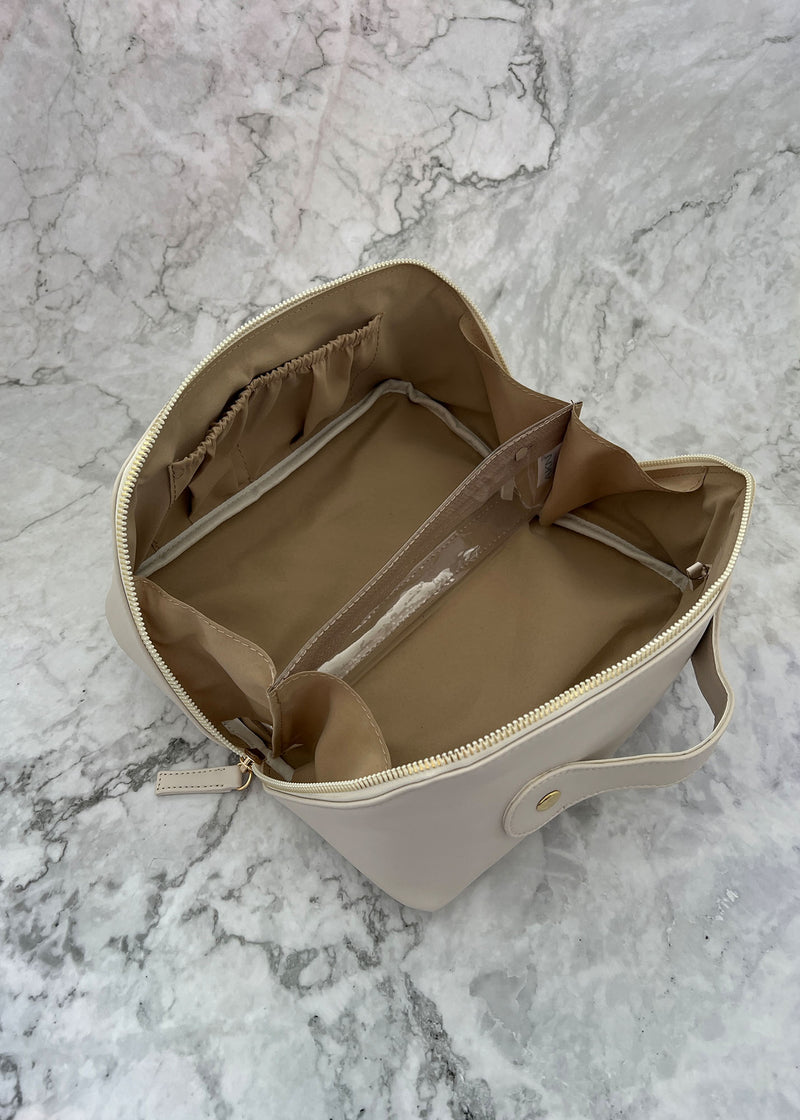 Bolsa para maquillaje abierta mostrando el color del interior