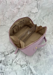 Bolsa para maquillaje abierta mostrando el color del interior
