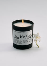 Vela negra con etiqueta blanca
