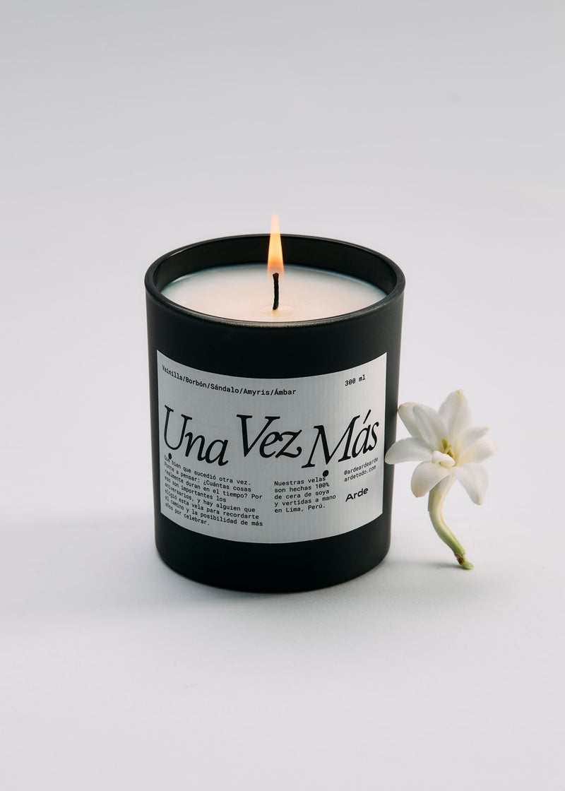 Vela negra con etiqueta blanca